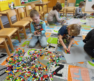 Chytří stavitelé - závody autíček 1. 2. 2023